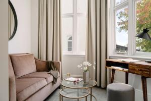 伦敦Sonder Kensington Gardens的客厅配有沙发和桌子