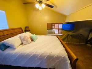 班德拉The Overlook~Bandera, TX的卧室配有白色的床和吊扇