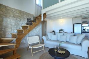 DrymonGeorgia Villas的客厅设有白色沙发和楼梯。