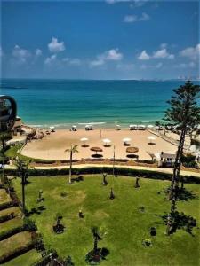 亚历山大ستوديو المعموره Jerma apartments的享有海滩美景,配有遮阳伞和海洋美景。