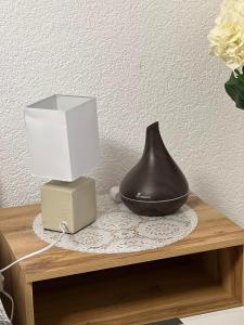 贾科沃PETRA的花瓶和桌子上的盒子