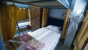 范兰德凡Laxmi Dormitory的小房间设有床和镜子