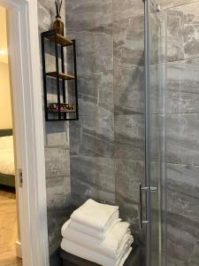 都柏林Attic Room in Citywest的带淋浴和毛巾的浴室