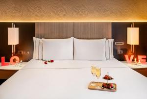 圣保罗保利斯塔美利亚酒店的一张白色的大床,上面有水果盘