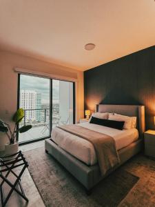 迈阿密Smart Brickell Hotel的一间卧室设有一张大床和一个大窗户