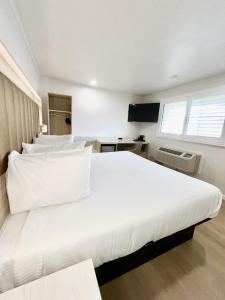 旧金山弗朗西斯科湾旅馆的卧室配有白色大床和白色枕头