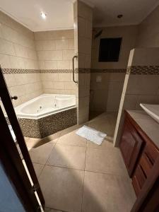 曼努埃尔安东尼奥Casa Mar的带浴缸和盥洗盆的大浴室
