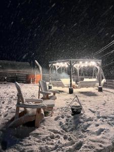 SubcetateCabana Duda的雪落在雪上的一个游乐场