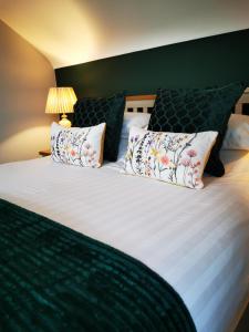 Lissadell海洋高地住宿加早餐旅馆的一间卧室配有一张带枕头的大床