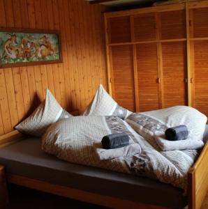 BühlerSennastübli的一间卧室配有带毛巾的床