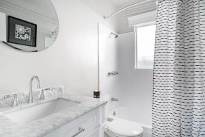 长滩Spacious Home Close to Downtown Long Beach & Convention Ctr的白色的浴室设有水槽和卫生间。
