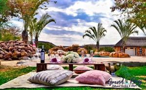 Grand Bay Botanical Gardens & Resort的野餐桌和枕头顶部