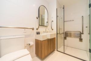 圣保罗Charlie Domy Paraíso的浴室配有卫生间、盥洗盆和淋浴。