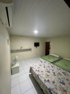 拉巴拉德纳圣安东尼奥Lar da paz - Ilha da Crôa的一间卧室配有一张床和一台电视。