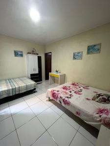 拉巴拉德纳圣安东尼奥Lar da paz - Ilha da Crôa的一间带两张床的卧室,铺有瓷砖地板。