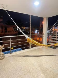萨利纳斯Hostal Costa Linda Salinas的夜间建筑物一侧的黄绳