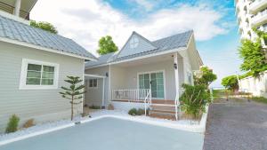 华欣Baan Casita With Private Seaside Cottage的一座房子前面设有游泳池