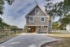FriscoHatteras Island Hideaway Waterfront, Canal Access的车道上带吊桶屋顶的房子