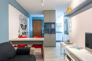 累西腓Flat 1 Quarto Jaqueira Recife - Wi-fi e Garagem的带沙发的客厅和厨房