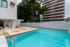 累西腓Flat 1 Quarto Jaqueira Recife - Wi-fi e Garagem的大楼内的一个蓝色海水游泳池