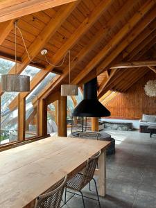 拉安戈斯图拉镇Punta Manzano的用餐室配有大木桌和吊灯。
