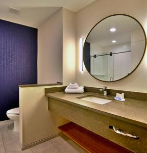 纳什维尔Fairfield Inn & Suites by Marriott Nashville Airport的一间带水槽和镜子的浴室