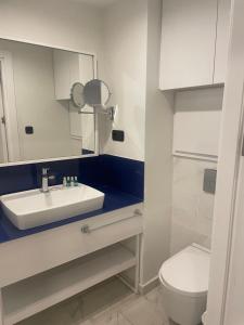 巴统Orbi city - Premium Class Rooms的一间带水槽和卫生间的浴室