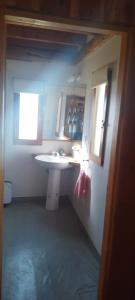 Los CipresesLa Pancora del Futa的一间带水槽和镜子的浴室