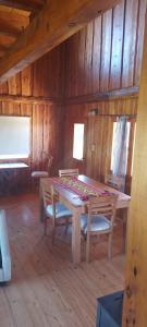 Los CipresesLa Pancora del Futa的木制用餐室配有桌椅