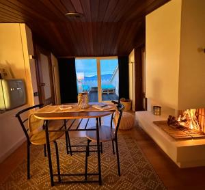 莱斯卡拉Solo Atico Guest Suites的一间带桌椅和壁炉的用餐室