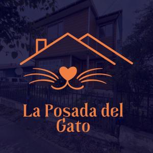 纳塔列斯港Posada De Los Gatos的带有读卡托前标志的房子