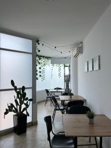 库库塔Hotel Fenix的一间配备有桌椅的用餐室和植物