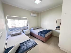 瓜鲁雅Sol & Nascente的小型客房 - 带2张床和窗户