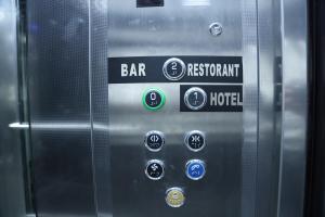 KukësSky View Hotel & Restaurant的电梯关闭,带有酒吧和餐厅按钮
