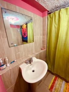 欧丘里欧Cindy's Garden Stay的浴室设有水槽和绿色的淋浴帘