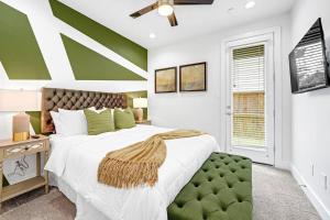 休斯顿The haven 1 @ downtown Houston的一间卧室设有一张大床和绿色的墙