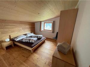 波斯基亚沃Monte Campell Dasura的小木屋内一间卧室,配有一张床
