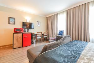 圣保罗Premium room Berrini的酒店客房 - 带一张床和用餐室