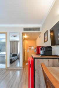 圣保罗Premium room Berrini的一间设有红色冰箱的房间和一间客厅