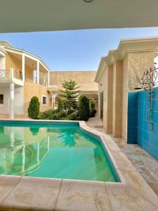 努瓦克肖特wonderful and distinctive villa that you will love的房屋前的游泳池