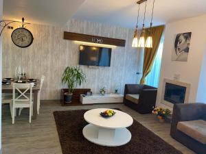 波亚纳布拉索夫Luxury Apartment Silver Mountain Vue的客厅配有沙发和桌子