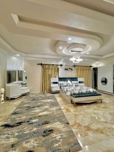 努瓦克肖特wonderful and distinctive villa that you will love的一间大卧室,配有一张床和一张大地毯
