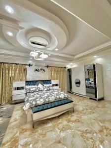 努瓦克肖特wonderful and distinctive villa that you will love的一间大卧室,配有一张大床和天花板
