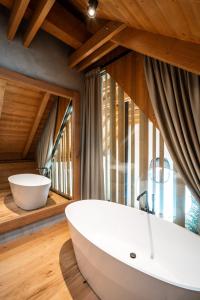 奥斯特拉维采河畔弗里德兰特Aparthouse Lubno的一间带白色浴缸和大窗户的浴室