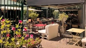罗马SABA SUITE ROMA的一间带桌椅和鲜花的餐厅