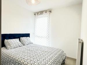安姆比利La Frontalière的一间卧室配有一张带黑白色棉被的床