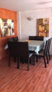 延基韦Casa de descanso familiar.的一间带桌椅和绘画的用餐室
