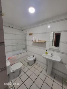 格拉纳达Habitacion muy céntrica.的白色的浴室设有卫生间和水槽。