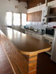 玛德琳港Mamama’s House的厨房配有木制台面