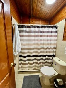 萨兰托Gue Guatok的一间带卫生间和淋浴帘的浴室